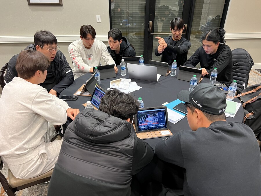 ▲ 전력분석 미팅 중인 WBC 대표팀 선수들 ⓒKBO