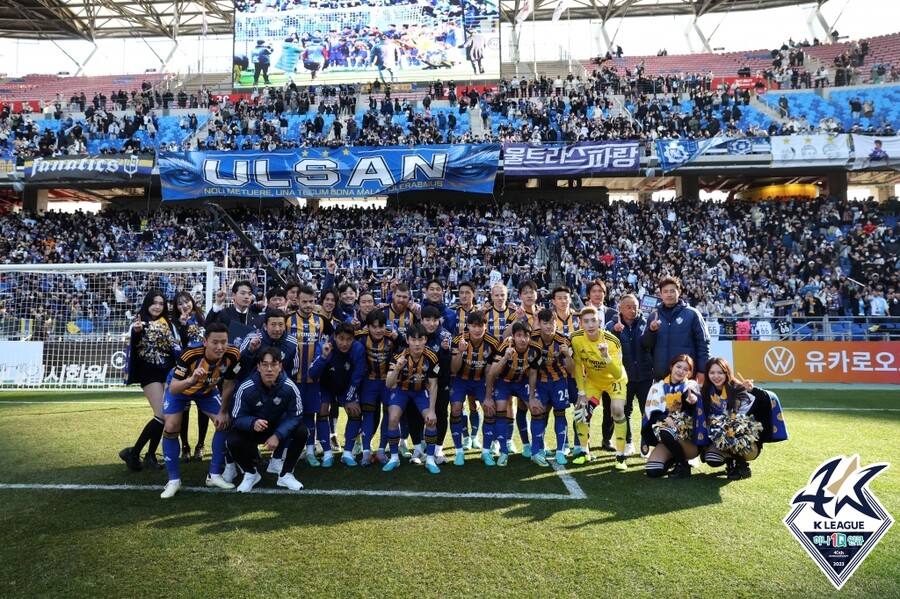 ▲ 울산이 25일 홈 개막전에서 라이벌 전북을 2-1로 제압하고 팬들과 단체 세리머니를 하고 다 ⓒ한국프로축구연맹