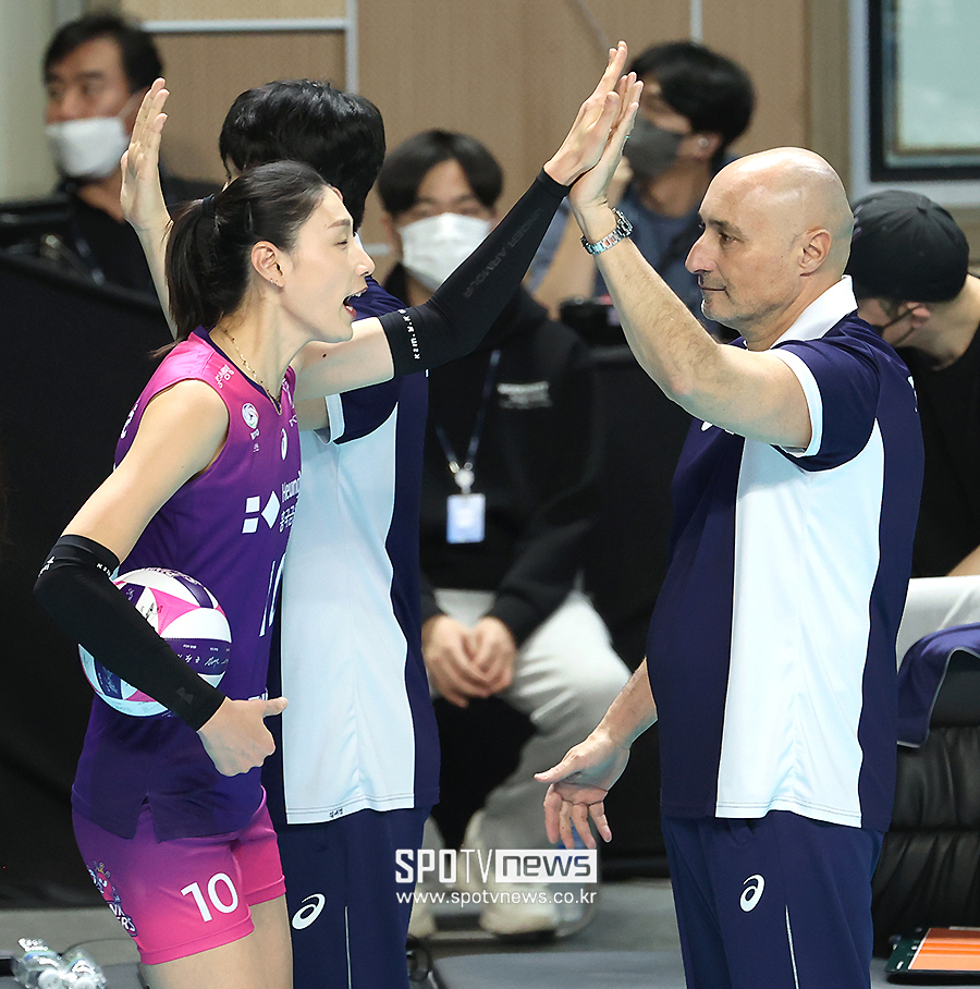 ▲ 김연경 아본단자 감독 ⓒ곽혜미 기자