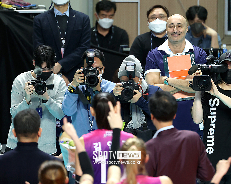 ▲ 아본단자 감독 김연경 ⓒ곽혜미 기자