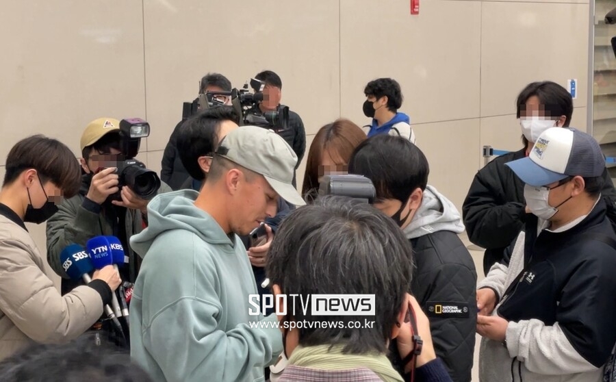 ▲ 토미 에드먼이 공항에서 기다리던 팬들에게 사인하고 있다. ⓒ 신원철 기자