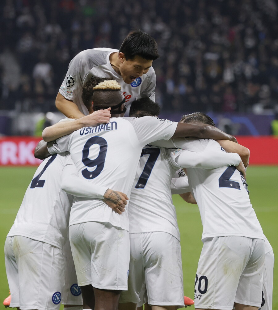 ▲ 김민재가 UEFA 챔피언스리그 16강 1차전에서 동료들과 환호하고 있다 ⓒ연합뉴스/AP