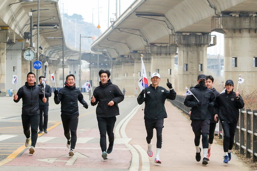 션, 박보검-임시완과 달렸다…31km 마라톤 완주→1억 4800만원 기부