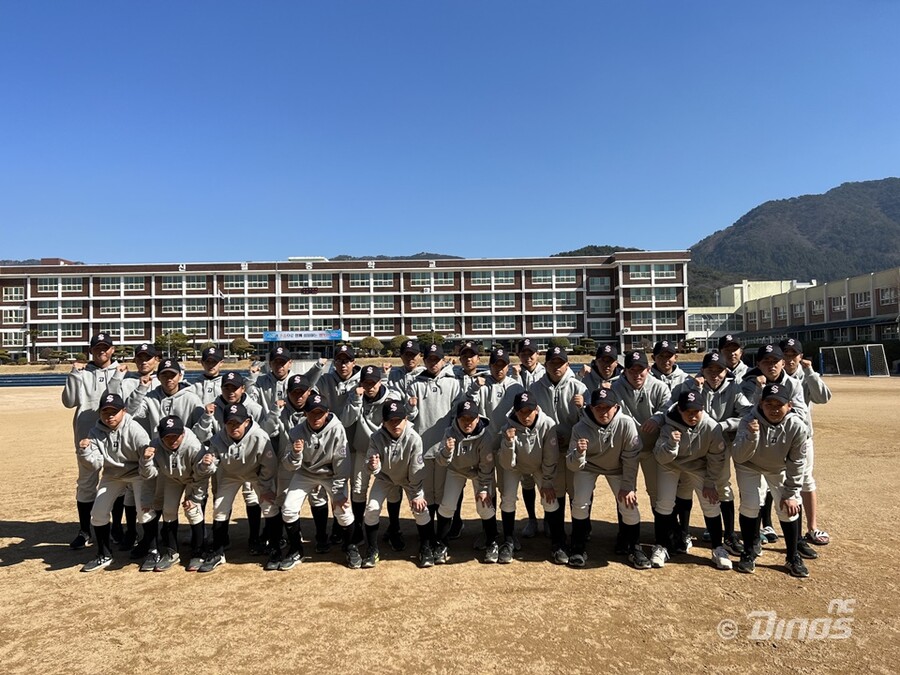▲ 연고지역 중학교 야구팀에 의류 선물한 NC ⓒNC 다이노스