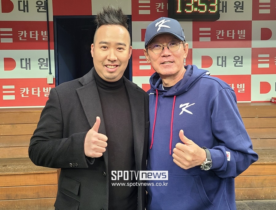 ▲ 유희관(왼쪽)과 이강철 한국 야구대표팀 감독 ⓒ 김민경 기자