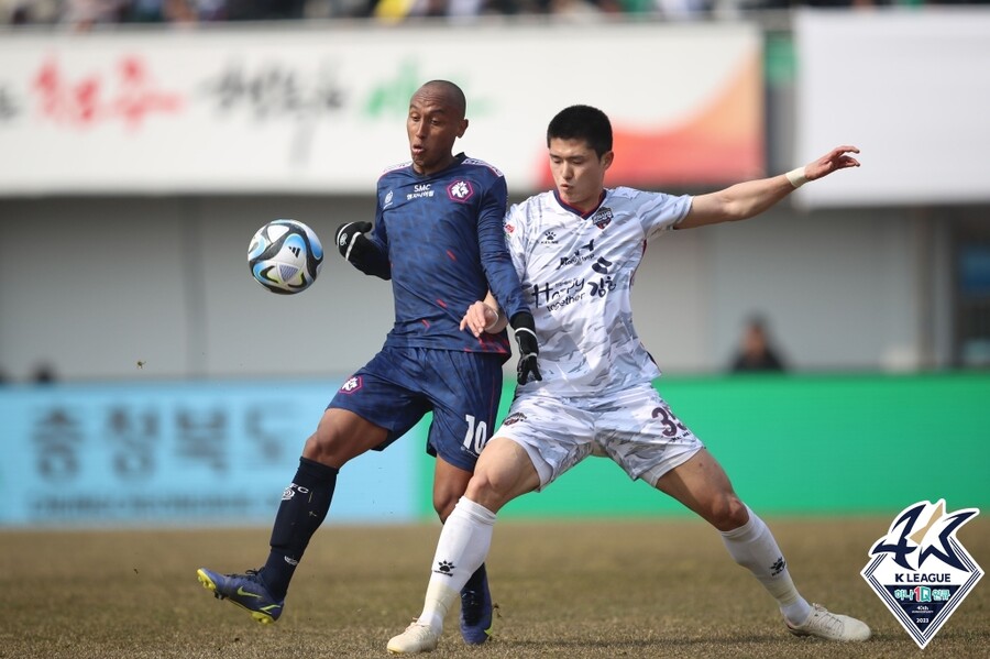 ▲ 김천 상무의 이영재가 충북청주FC 홈 개막전에서 골을 터뜨리며 환호하고 있다(사진 위). 충북청주는 이날 프로 입성 첫 홈 개막전을 치렀다. ⓒ한국프로축구연맹
