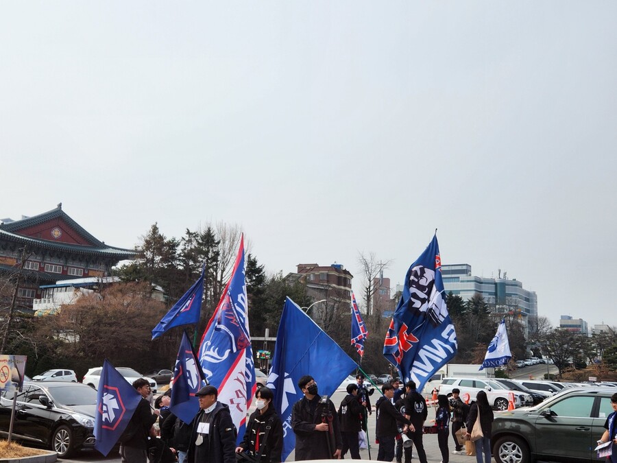 ▲ 충북청주FC가 김천 상무와 K리그2 입성 첫 홈 개막전을 치렀다. 팬들은 뜨거운 응원전을 펼쳤다.