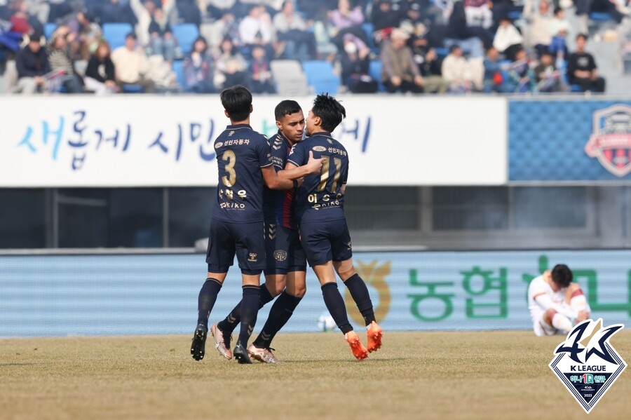 ▲ 후반 초반 무릴로의 한 골 따라붙은 수원FC. ⓒ한국프로축구연맹