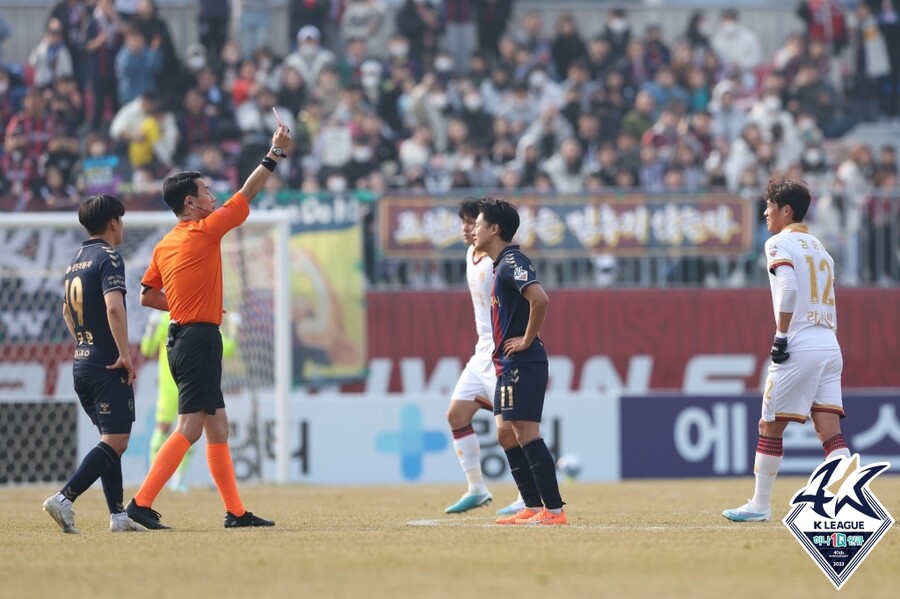▲ 후반 중반 레드카드를 받은 이승우. ⓒ한국프로축구연맹