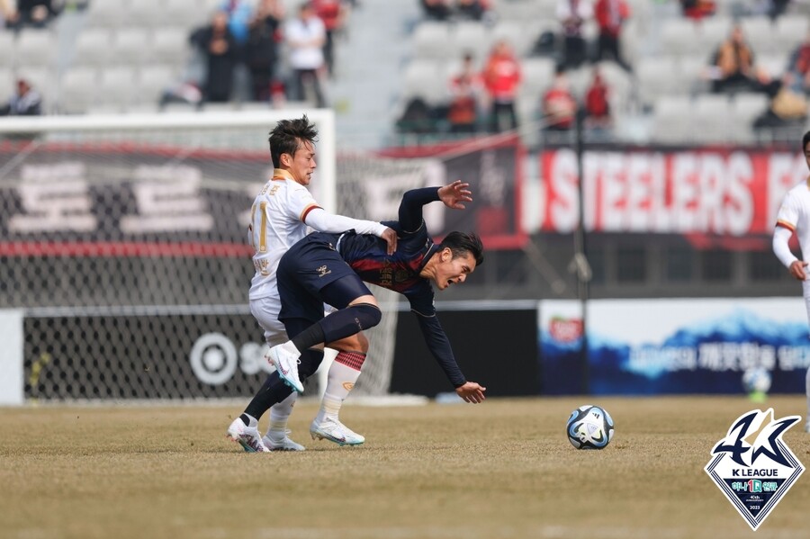 ▲ 이적 직후 포항 스틸러스와 경기에 출전한 이용. ⓒ한국프로축구연맹