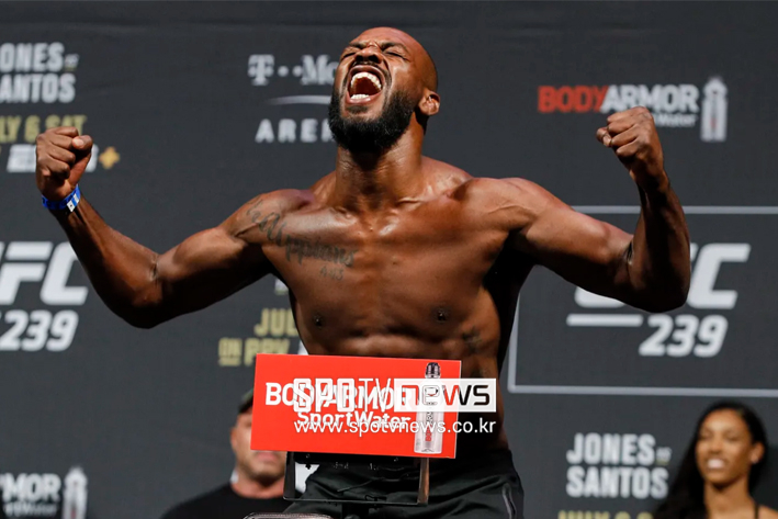-UFC 285- 존 존스 UFC 헤비급 챔피언 등극…시릴 간에게 2분 만에 초크 승리