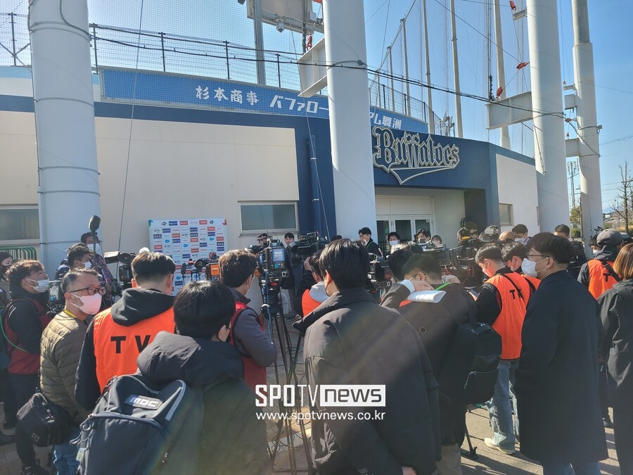 ▲ 한국 야구대표팀을 취재하기 위해 한국과 일본 미디어가 모여 있다. ⓒ 오사카(일본), 김민경 기자