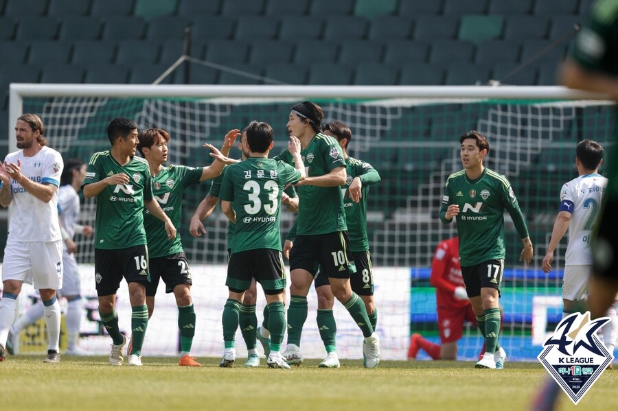 ▲ 치열하게 싸운 전북 현대와 수원 삼성 ⓒ한국프로축구연맹