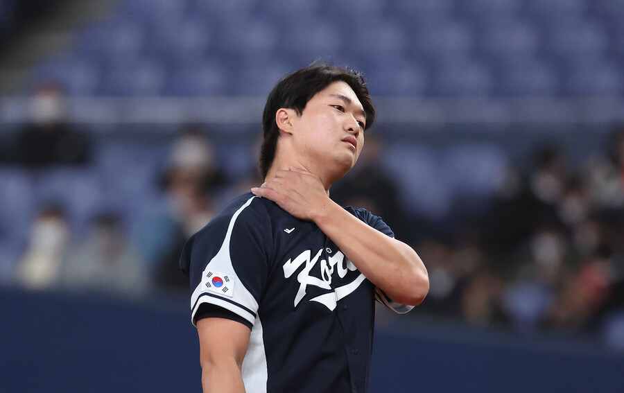 '세이브왕 어쩌나' 고우석, 뒷목 통증 호소…"썩 좋은 느낌 안 들었다"