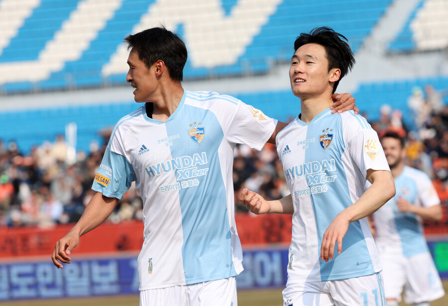 ▲ 프로축구 개막 2경기 연속골을 넣은 울산 현대 측면 공격수 엄원상(오른쪽).  ⓒ연합뉴스