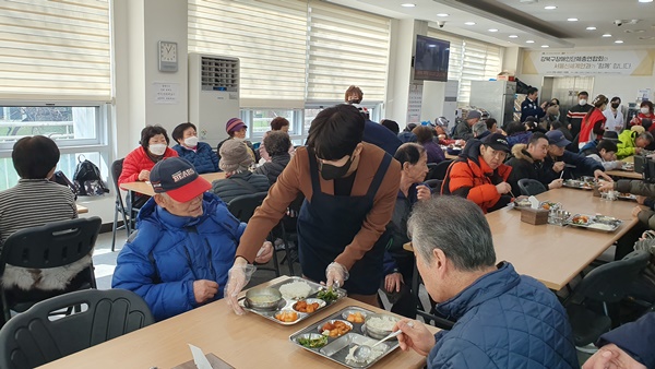 ▲ 3일 서울 강북구장애인회관에 후원물품을 전달하고 식사 봉사 등을 한 지영일. 제공|토탈셋