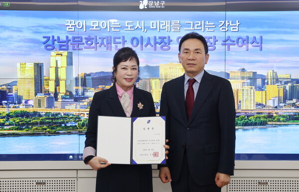 ▲  제5대 강남문화재단 이사장으로 취임한 이자연 회장(왼쪽)과 조성명 강남구청장. 제공|대한가수협회