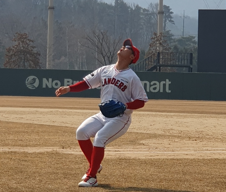 ▲ 이거연은 뛰어난 수비 능력으로 대표팀과 연습경기에서 눈도장을 찍었다. ⓒSSG 랜더스