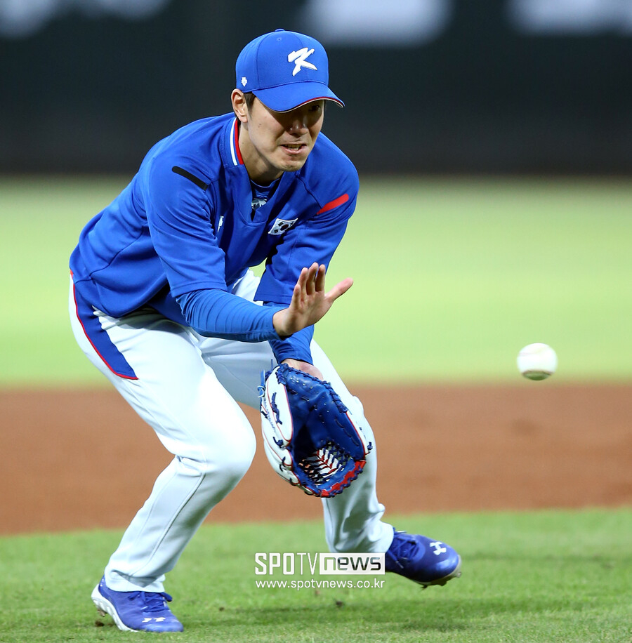 ▲2015 WBSC 프리미어12 대표팀 김재호가 수비 연습을 하고 있다. ⓒ스포티비뉴스DB