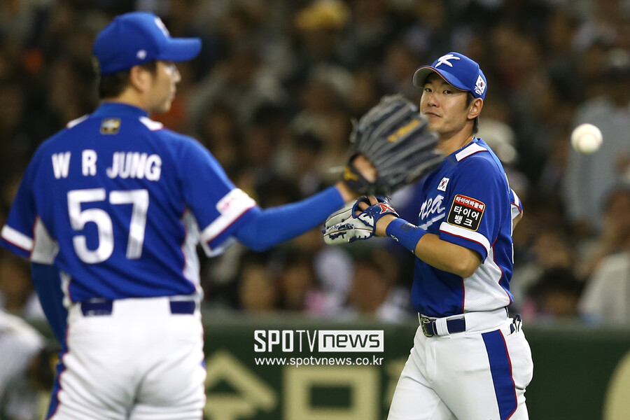 ▲2015 WBSC 프리미어12 대표팀 김재호(오른쪽)가 투수를 바라 보고 있다. ⓒ스포티비뉴스DB