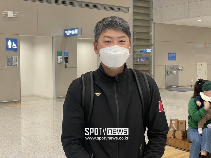 ▲SSG 랜더스 김원형 감독이 인천공항에서 취재진과 인터뷰하고 있다. ⓒ인천공항, 최민우 기자