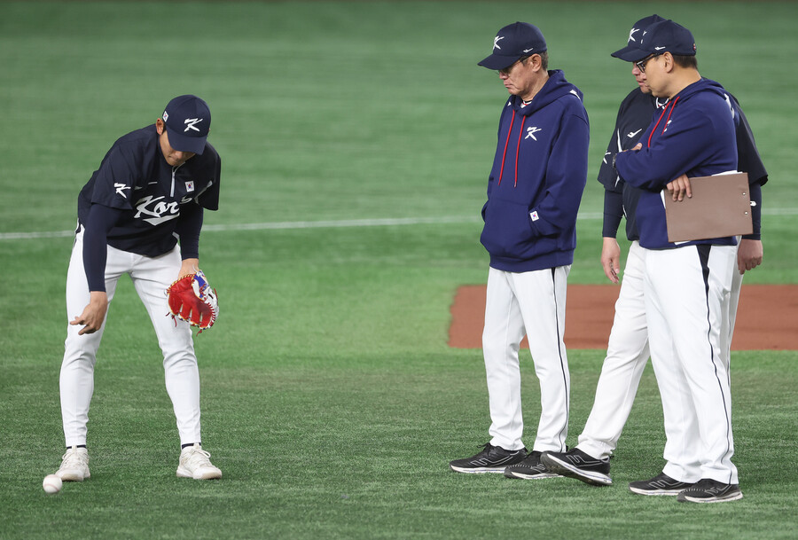 ▲ 도쿄돔 내야 인조잔디 바운드를 확인하는 이강철 감독(가운데)과 코치진 ⓒ 연합뉴스