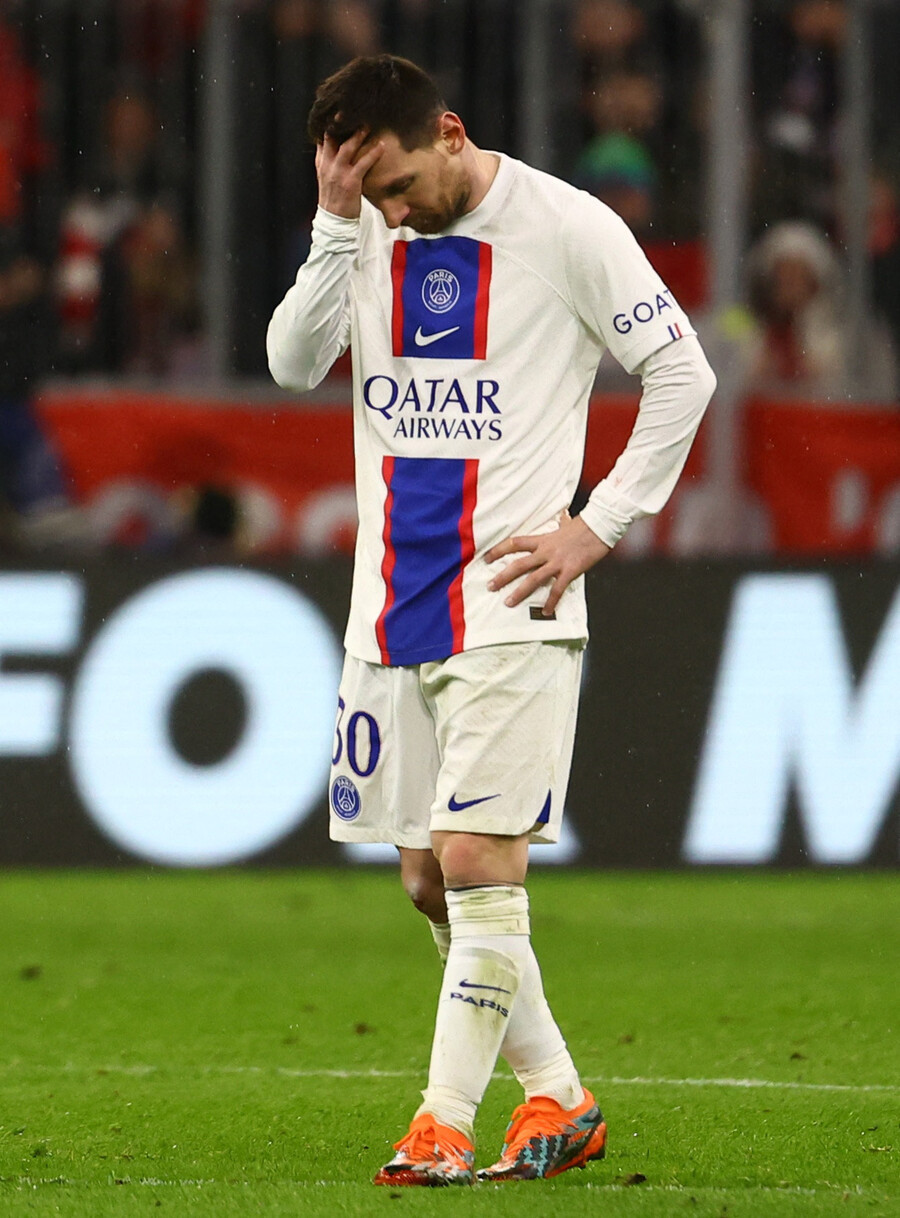 ▲ 리오넬 메시가 9일 UEFA 챔피언스리그 16강 2차전에서 바이에른 뮌헨에 져 고개를 떨궜다 ⓒ연합뉴스/로이터