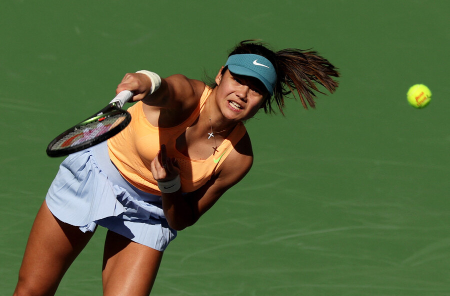 ▲ 에마 라두카누가 2023년 WTA 투어 BNP 파리바 오픈 단식 1회전에서 서브를 때리고 있다. ⓒ연합뉴스/AP