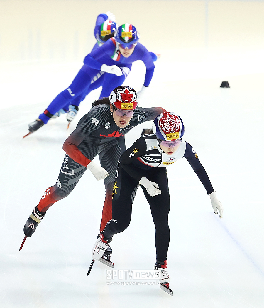 ▲ 2023 KB금융 ISU 세계 쇼트트랙 선수권대회 여자 1500m 준결승 1조 경기에서 가장 먼저 결승 지점에 들어오는 최민정 ⓒ곽혜미 기자