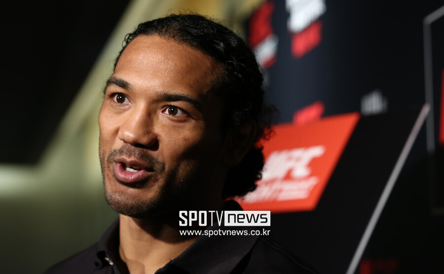 전 UFC 챔피언 벤슨 헨더슨, 하빕 사촌에게 패배 후 은퇴 선언