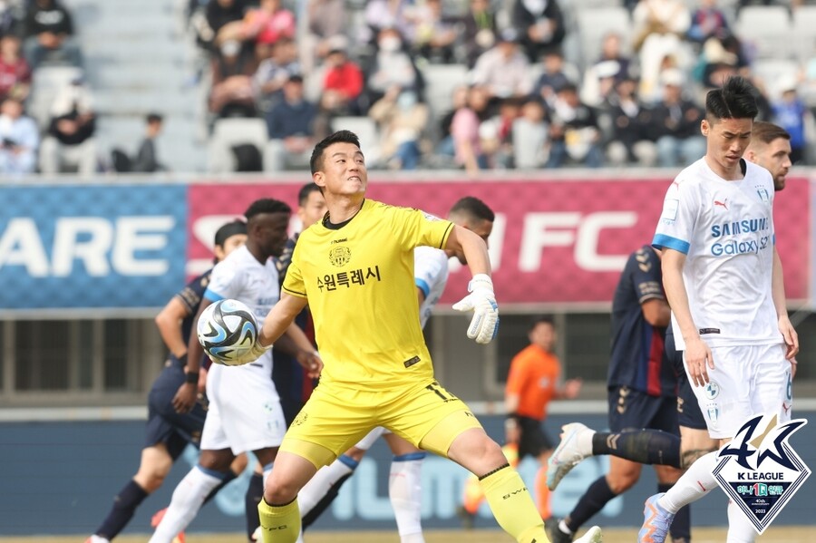 ▲ 친정팀 수원 삼성을 상대로 경기 막바지 선방쇼를 선보인 노동건. ⓒ한국프로축구연맹