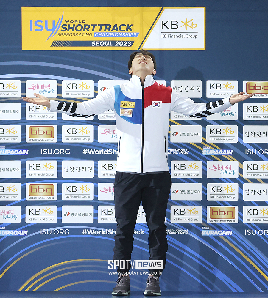 ▲ 2023 ISU 쇼트트랙 세계선수권대회 남자 1500m 시상식에서 세리머니하는 박지원 ⓒ곽혜미 기자