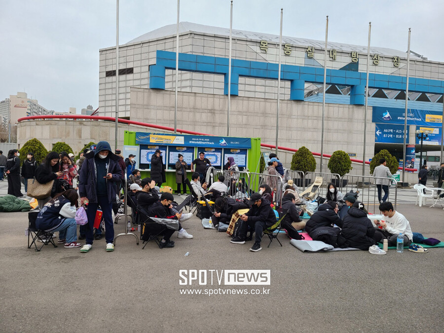 ▲ 2023 KB금융 ISU 세계 쇼트트랙 선수권대회 12일 경기 입장권을 구매하기 위해 현장 티켓 판매처 앞에서 장시간 줄을 서고 있는 쇼트트랙 팬들 ⓒ목동, 스포티비뉴스 조영준 기자