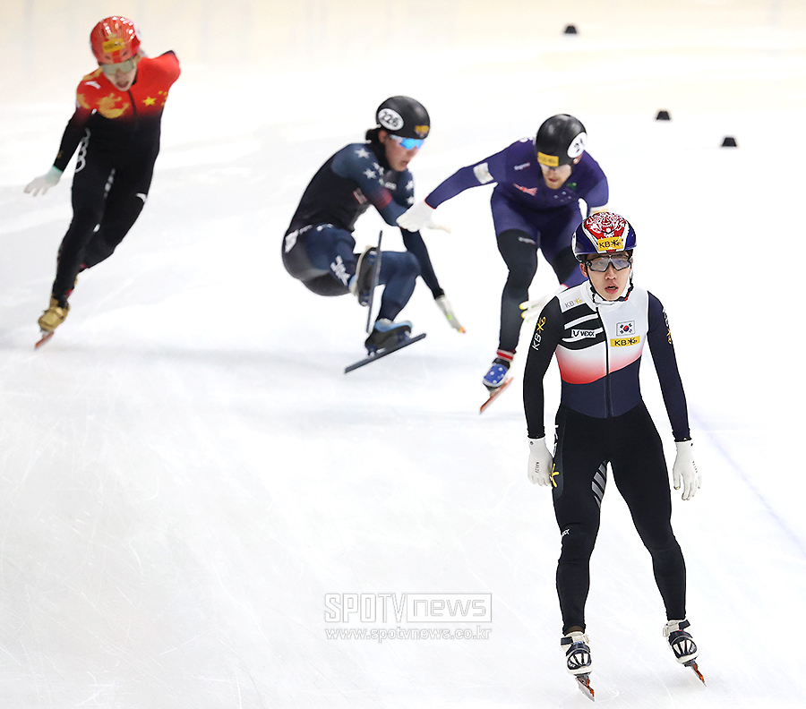 ▲ 2023 KB금융 ISU 세계 쇼트트랙 선수권대회 남자 1000m 준준결승 1조 경기에서 가장 먼저 결승 지점에 들어온 박지원(오른쪽)과 4위에 그친 린샤오쥔(오른쪽) ⓒ곽혜미 기자