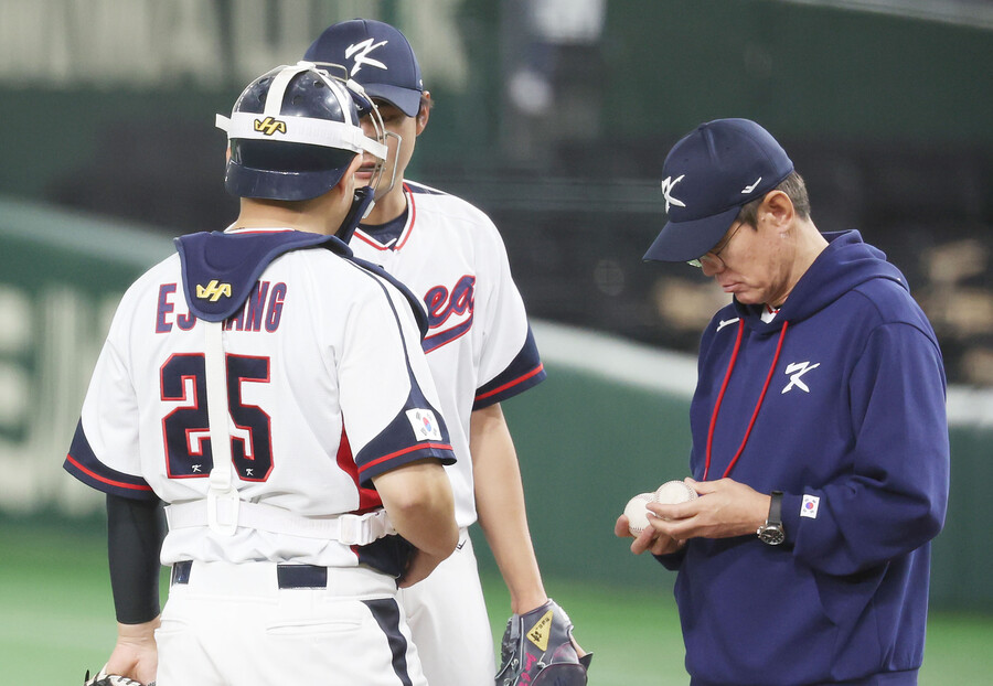 ▲WBC 한국 대표팀 이강철(오른쪽) 감독이 투수 교체를 위해 마운드에 올라왔다. ⓒ연합뉴스