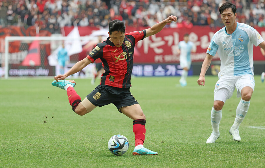 ▲ 위르겐 클린스만 축구대표팀 감독 앞에서 골을 터뜨린 FC서울 측면 공격수 나상호(왼쪽) ⓒ연합뉴스