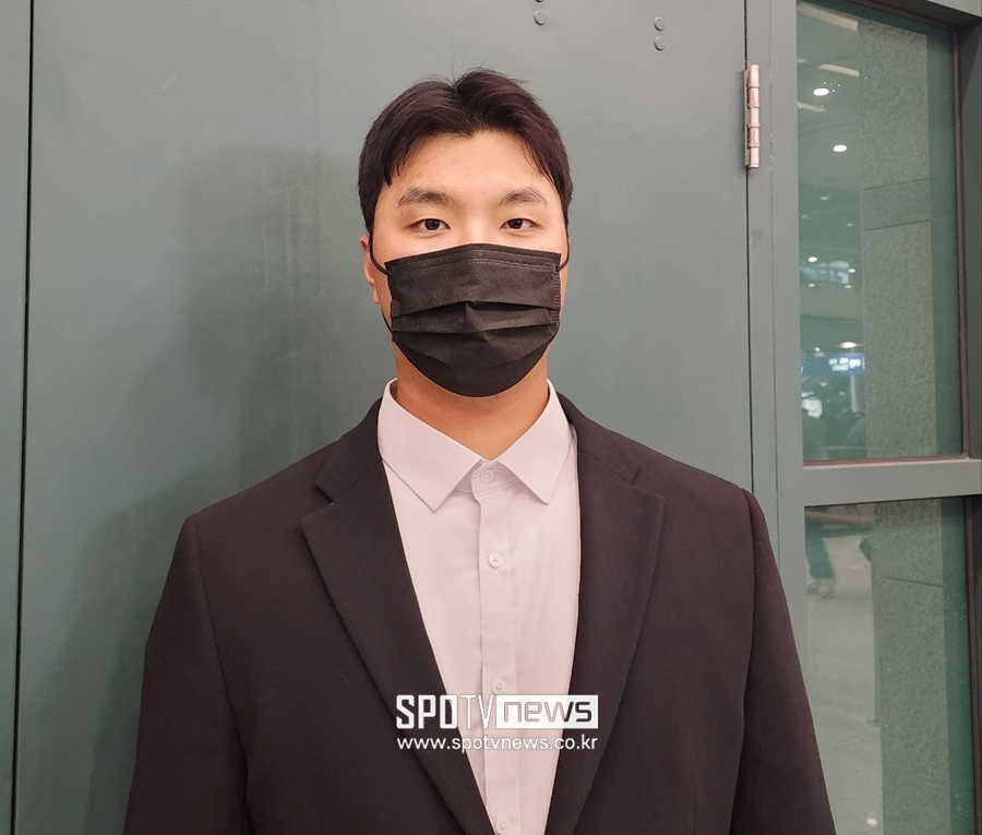 ▲ 인터뷰 중인 KIA 타이거즈 내야수 변우혁. ⓒ인천국제공항, 박정현 기자