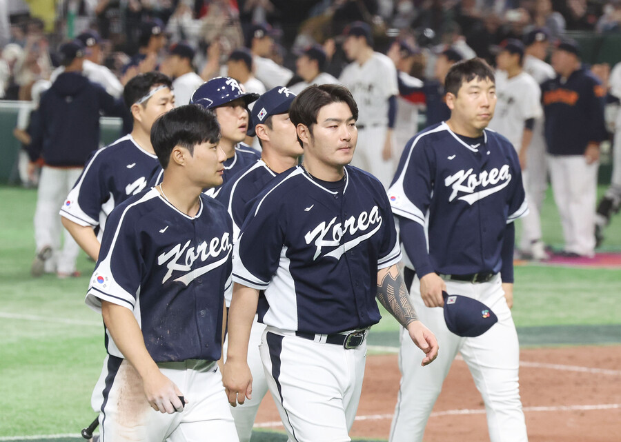 ▲WBC 한국 대표팀 선수들이 일본전 대패 후 굳은 표정으로 경기장을 빠져 나가고 있다.  ⓒ연합뉴스