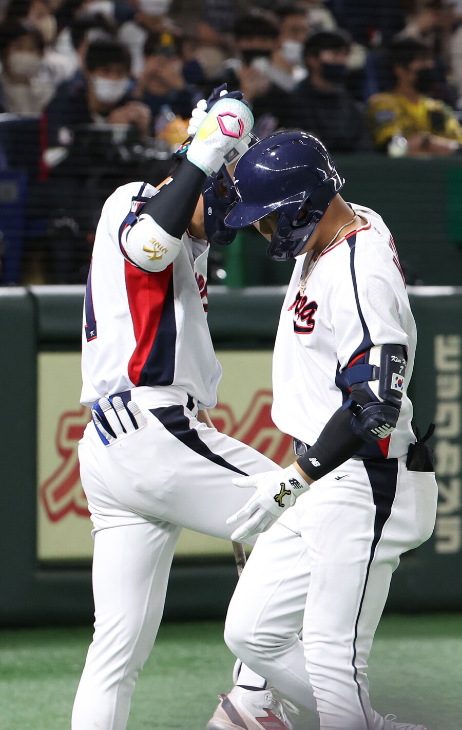 ▲WBC 한국 대표팀 김하성(오른쪽)이 홈런을 친 후 이정후와 세리머니하고 있다.  ⓒ연합뉴스