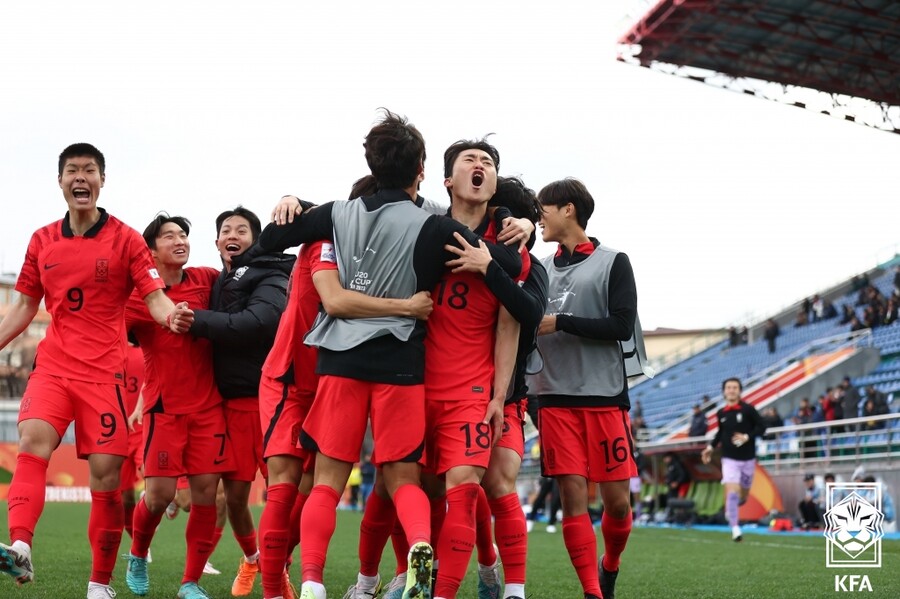 ▲ 국제축구연맹 20세 이하(U-20) 월드컵 본선 진출권 획득에 좋아하는 대표팀 선수들. ⓒ대한축구협회