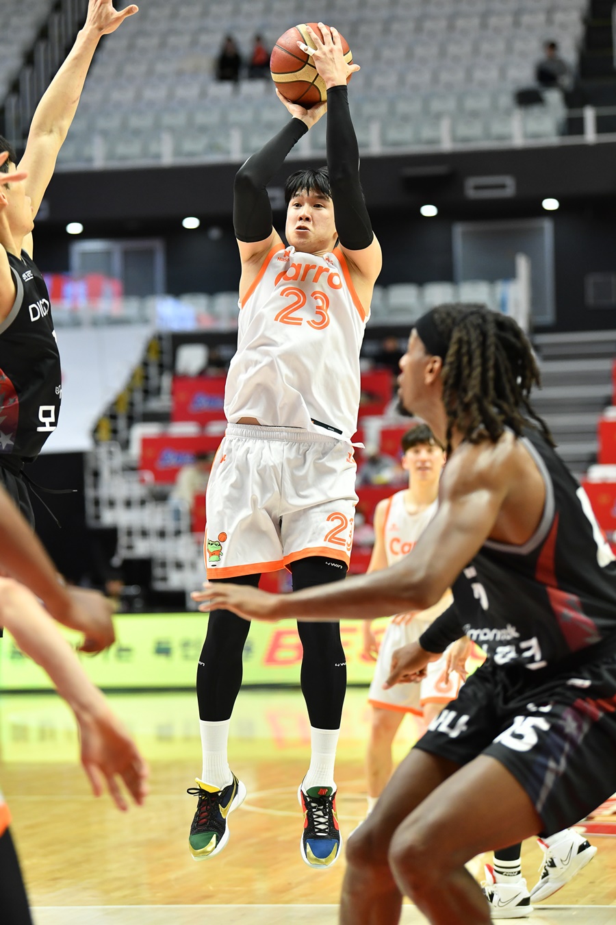 '전성현 24득점' 5위 캐롯, 7위 KT 접전 끝 제압…PO 안정권