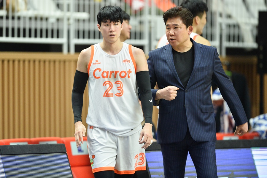 ▲ 전성현과 김승기 감독(왼쪽부터) ⓒ KBL