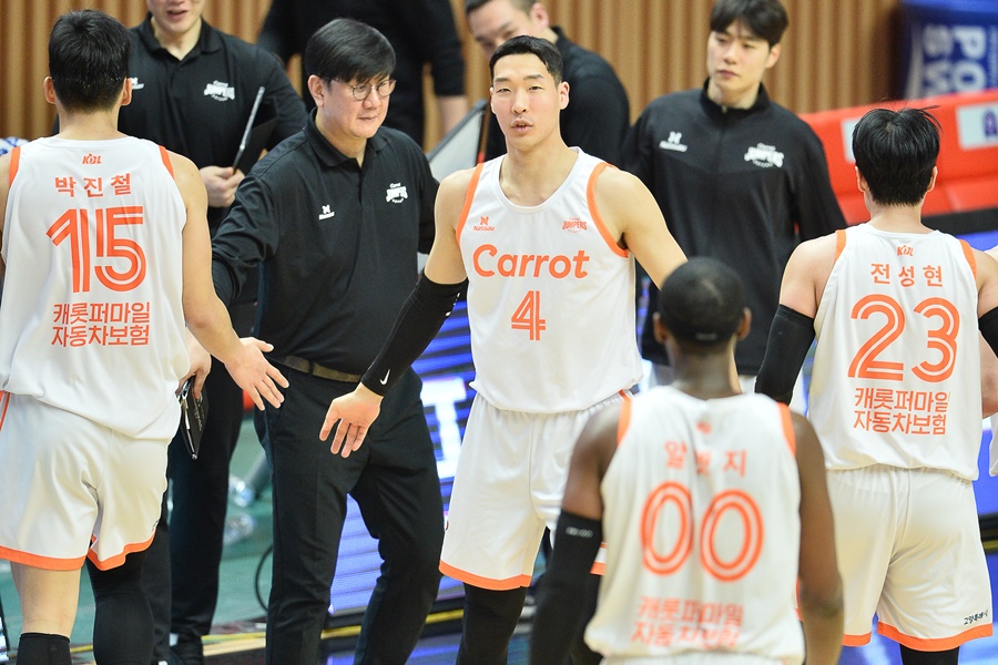 ▲ 플레이오프 진출을 사실상 확정했는데도 마냥 웃을 수 없다 ⓒ KBL