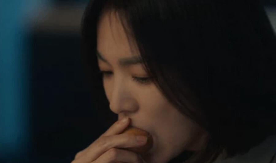 "계란껍질까지 먹었나"…'더글로리' 송혜교, 시청자 놀라게 한 의문의 먹방[이슈S]