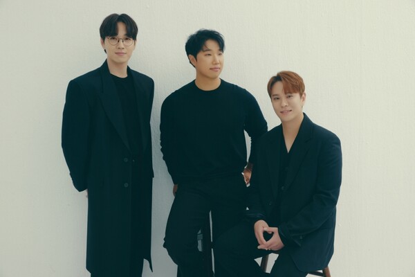 ▲ 7년 만의 완전체 콘서트를 벌이는 SG워너비가 관람객 전원에게 LED 응원봉을 증정한다. 제공|(주)더블에이치티엔이, 목소리, (주)씨나인엔터테인먼트]