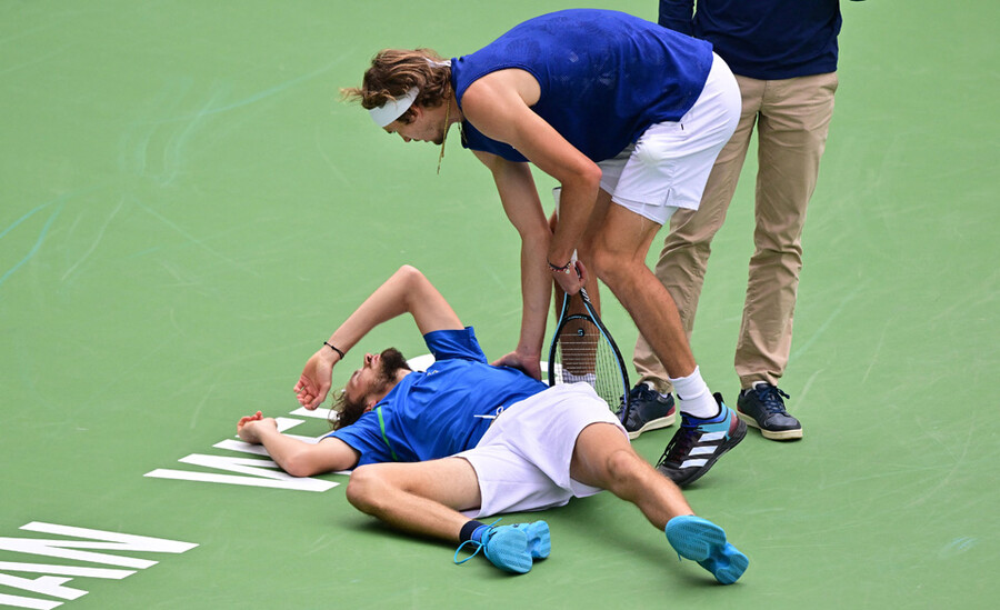 ▲ 2023년 ATP 투어 BNP 파리바 오픈 단식 16강 경기 도중 발목을 다쳐 코트에 쓰러진 다닐 메드베데프(왼쪽)와 알렉산더 츠베레프(오른쪽) ⓒ연합뉴스/AP