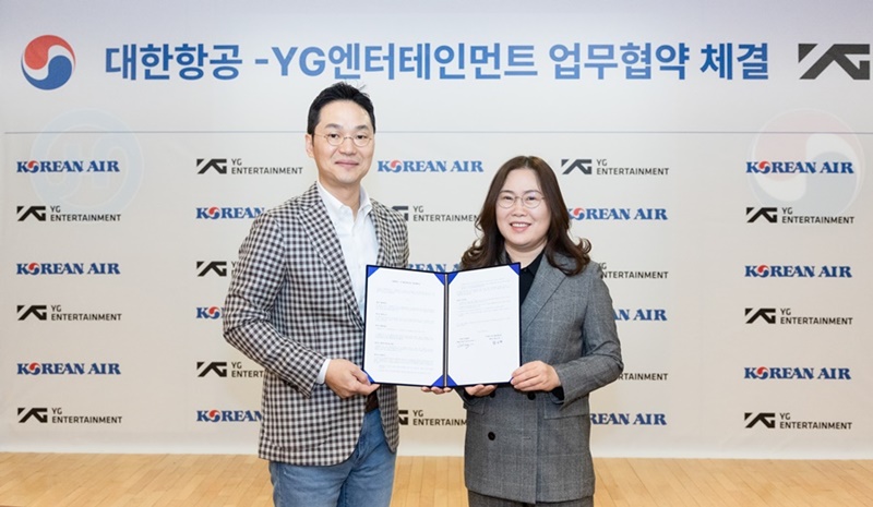 ▲ 장성현 대한항공 마케팅·IT부문 부사장(왼쪽), 황보경 YG 공동대표. 제공ㅣYG엔터테인먼트
