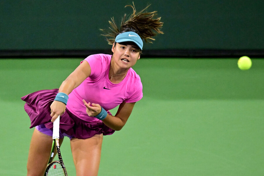 ▲ 2023년 WTA 투어 BNP 파리바 오픈 단식 16강전에서 서브를 때리는 에마 라두카누 ⓒ연합뉴스/AP