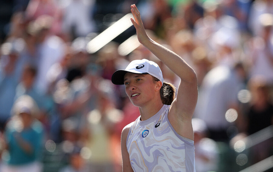 ▲ 2023년 WTA 투어 BNP 파리바 오픈 단식 4강 진출을 확정한 뒤 관중들의 갈채에 화답하는 이가 시비옹테크 ⓒ연합뉴스/AP