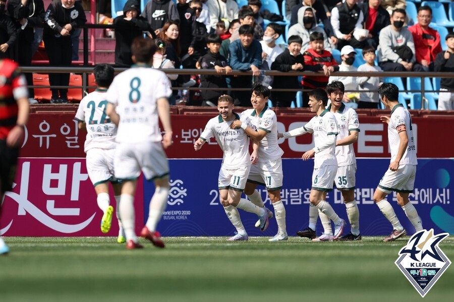 ▲ 포항 스틸러스는 강원FC와 1-1로 비겼다. 이호재(사진 위)가 동점골을 넣으며 갈레고(사진 아래)의 선제골을 지웠다.  ⓒ한국프로축구연맹